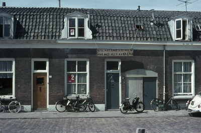 803070 Gezicht op een huis in de omgeving van de Artilleriestraat te Utrecht, met aan de gevel een bord met de leus Wie ...